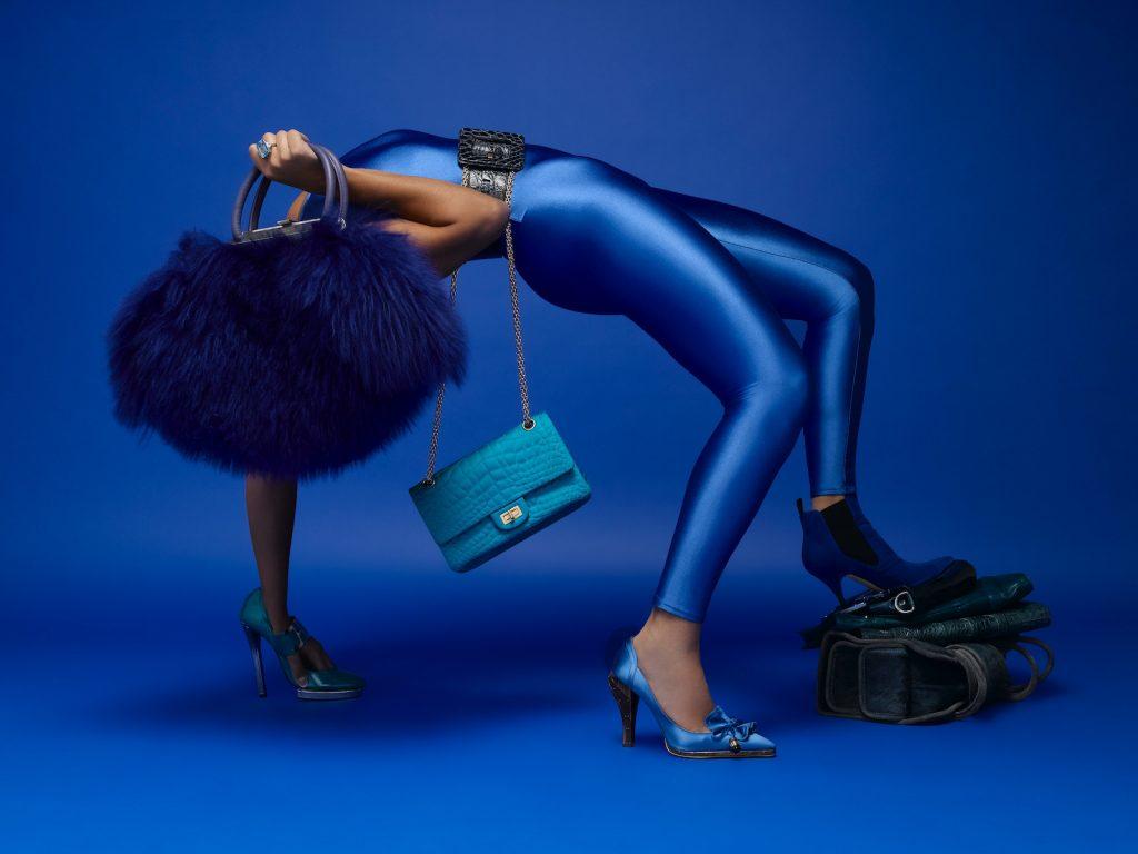 Elena Ramos est mannequin et contorsionniste pour le magazine Paris Match mode en monochrome bleu et vêtements et accessoires de luxe.