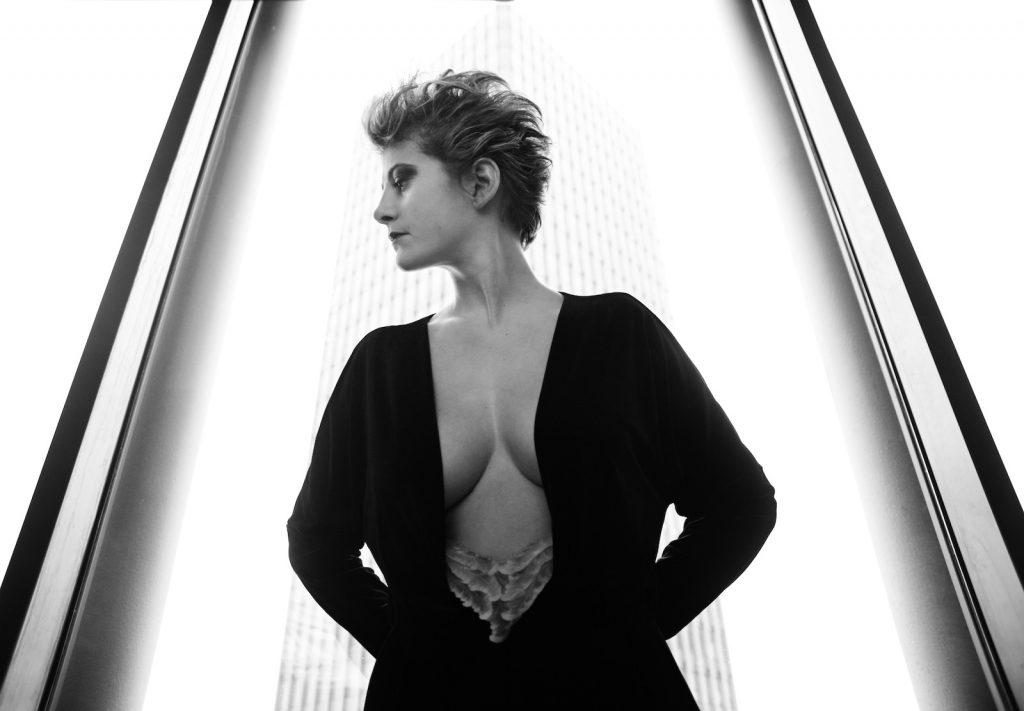 La joaillière Capucine Barbieux porte une pièce de Damien Laturaze à Jussieu.