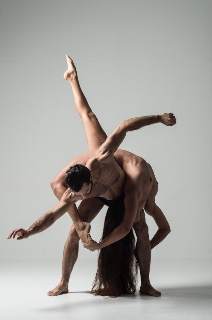 Position en duo de danseurs avec valentin renault, photograhie de Julien Benhamou.
