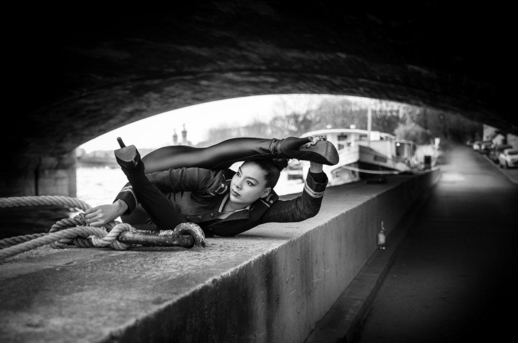 Photographe Thierry Serdet. Mise en scène, stylisme et pose Elena Ramos. Sur les quais à Paris.