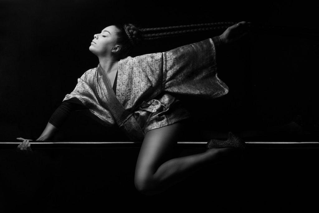 Photographie de Thierry Serdet d'une danseuse sur une barre de poledance.