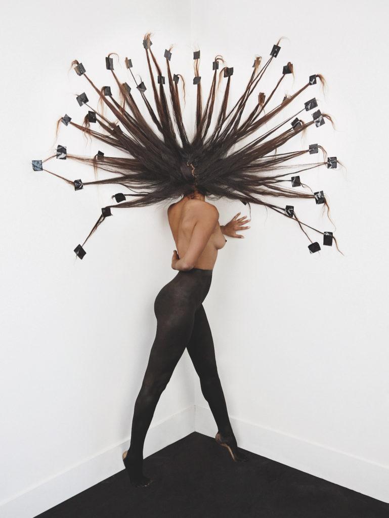 Elena contorsionniste Lampoon magazine Photographe Alice Rosati Coiffure Charlie Le Mindu