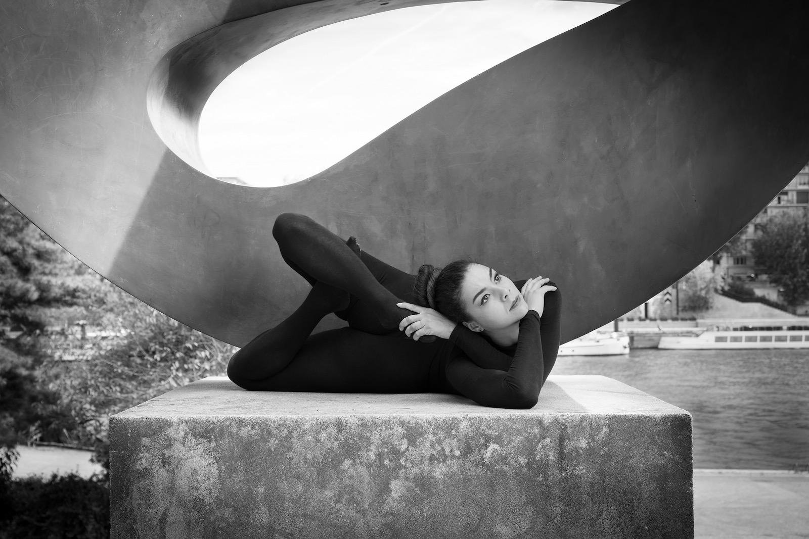 Photographie de Thierry Serdet, avec la scénographie de la contorsionniste Elena Ramos.