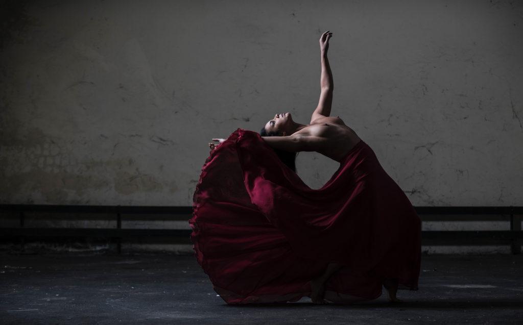 Mouvement de danse avec une jupe Repetto, photographie de Julien Benhamou au Ground Control.