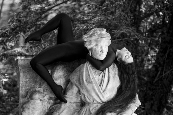 Photographe Julien Benhamou, contorsionniste et styliste Elena Ramos.
