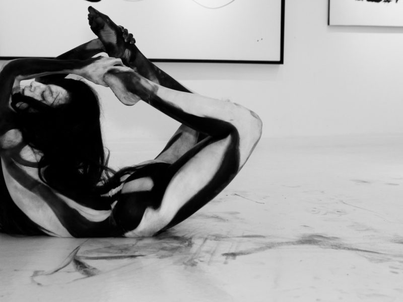 La contorsionniste fait une posture dans une galerie du village suisse.