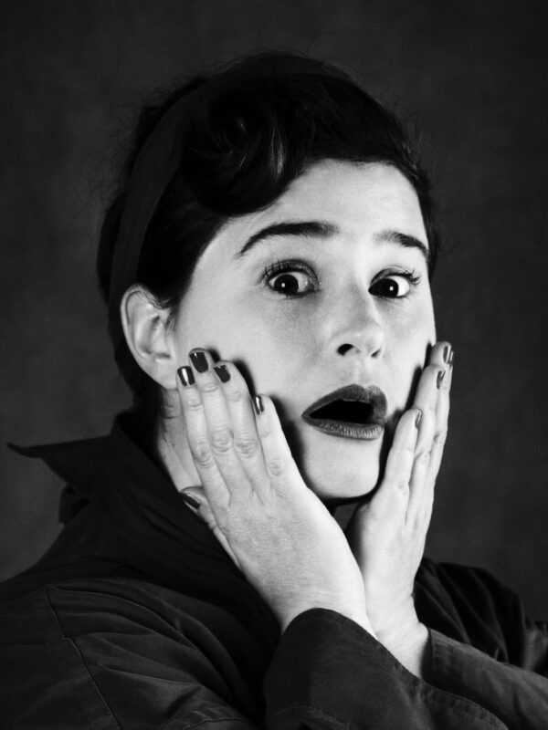 La comédienne et humoriste en one woman show Élodie Poux pose pour une photographie d'Elena Ramos en noir et blanc.