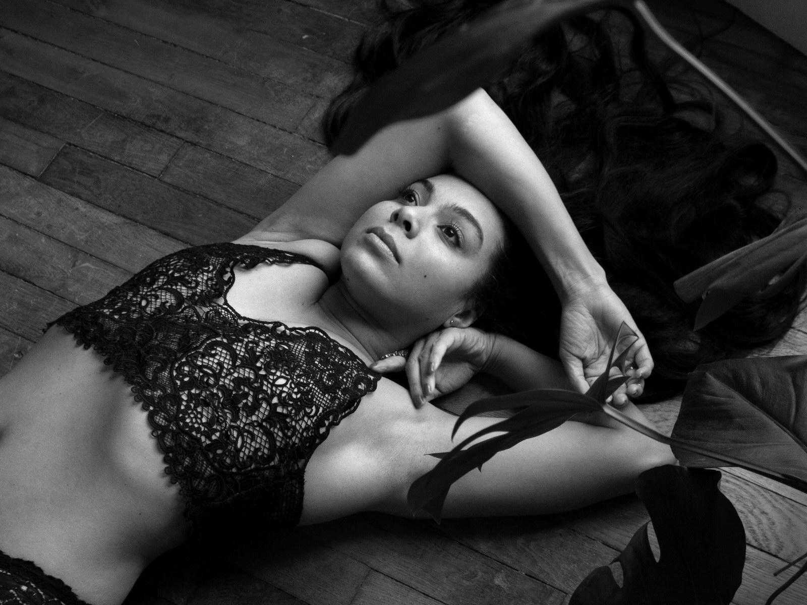 Une modèle pose dans une lingerie en noir et blanc.