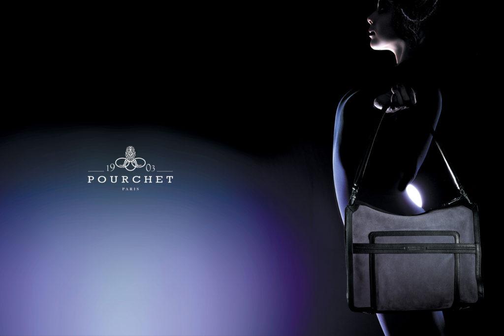 La contorsionniste pose la campagne publicitaire de la marque Pourchet maroquinerie.