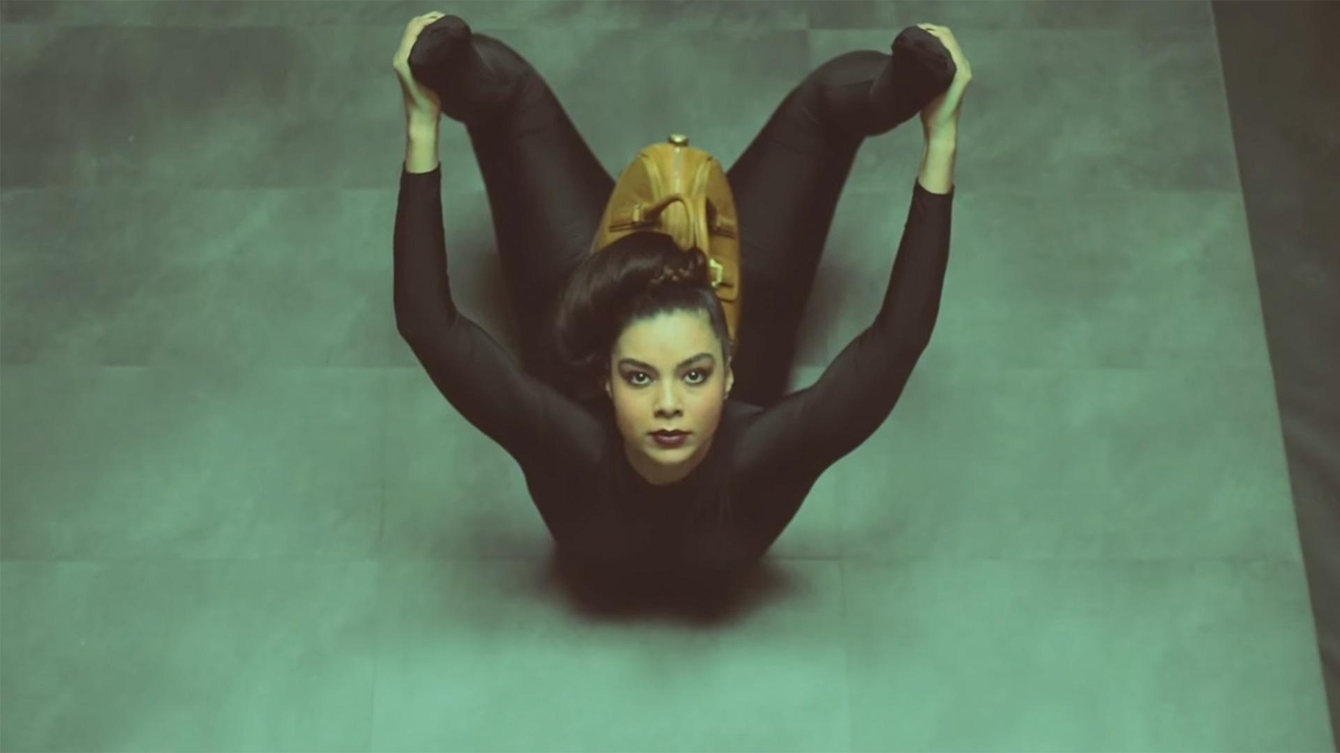La contorsionniste pose la campagne publicitaire de la marque Pourchet maroquinerie.