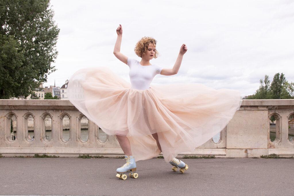 La danseuse Marie Surget saisie en train de danser en rollers sur le pont Louis-Philippe à Paris.