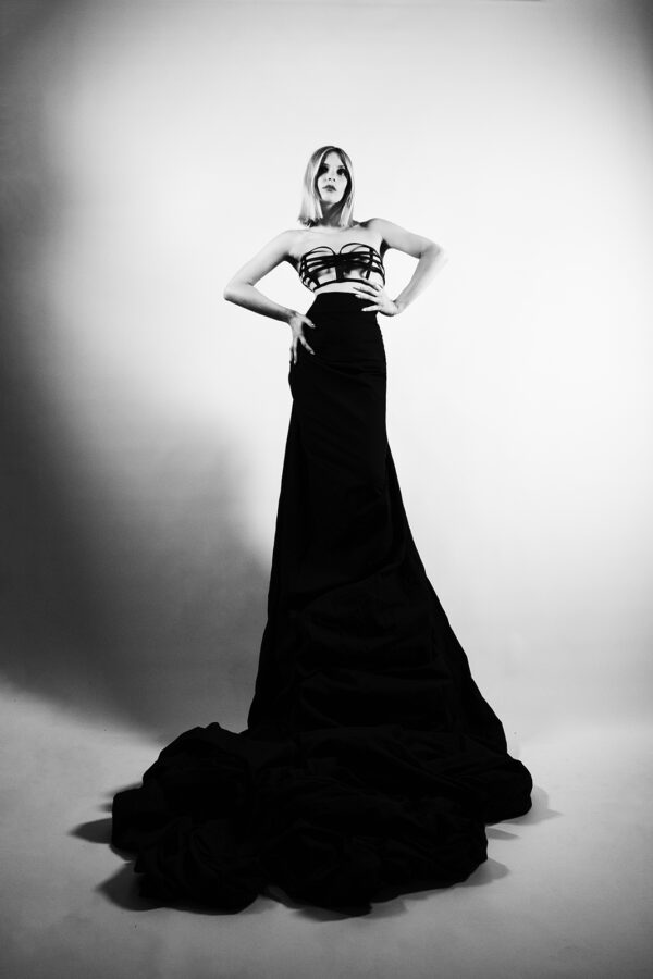 Photographie d'Elena Ramos avec le modèle Deborah Guenet qui pose avec un stylisme La Perla et une jupe noire.