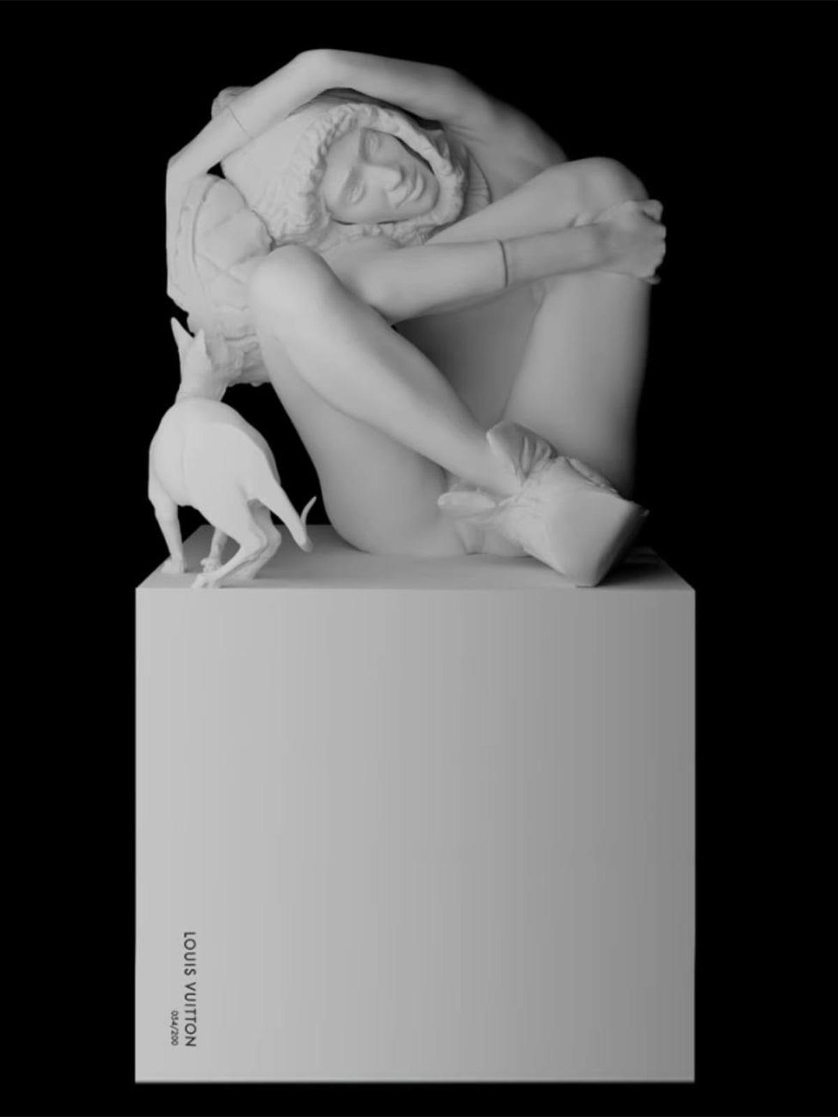 Elena Ramos, chorégraphe et modèle contorsionniste de la sculpture Louis Vuitton 200 ans. Photographe Valentin Herfray.