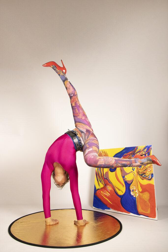 Une équilibriste pose dans la galerie de personnage du spectacle Twisted.