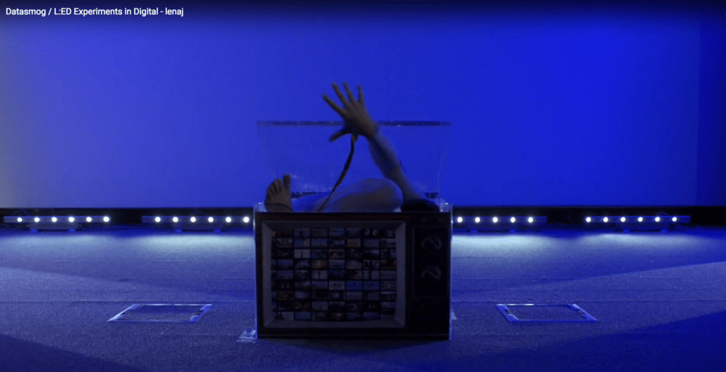 Une contorsionniste sort d'une boîte sur scène.