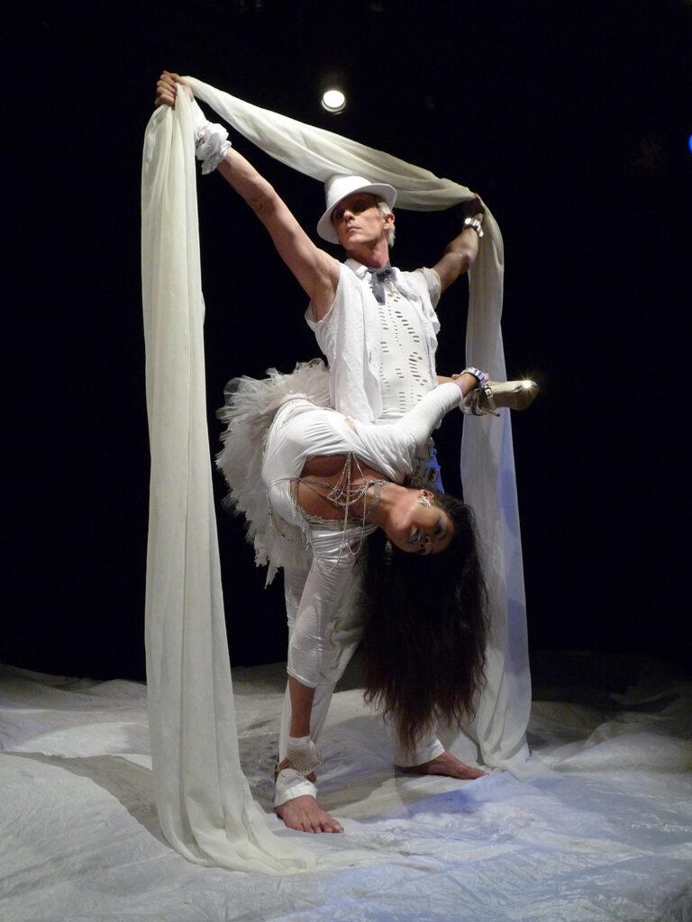 Un duo de cirque réalise une posture acrobatique.