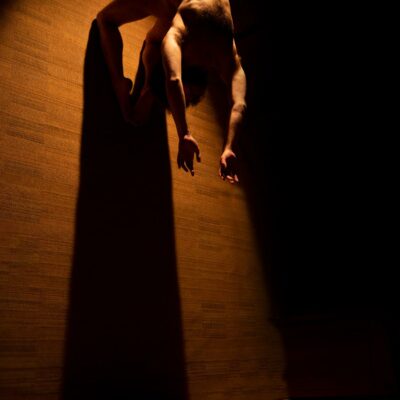 Un personnage qui fait une souplesse en arrière. Photographiée par Elena Ramos.