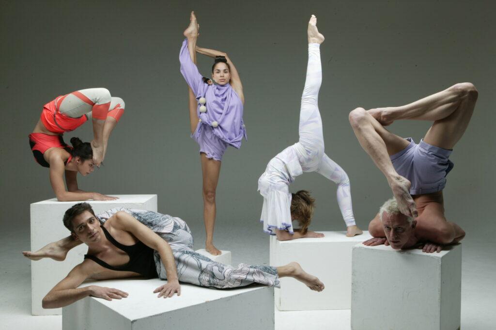 Cinq contorsionnistes posent pour le magazine Isa sur des cubes blancs.