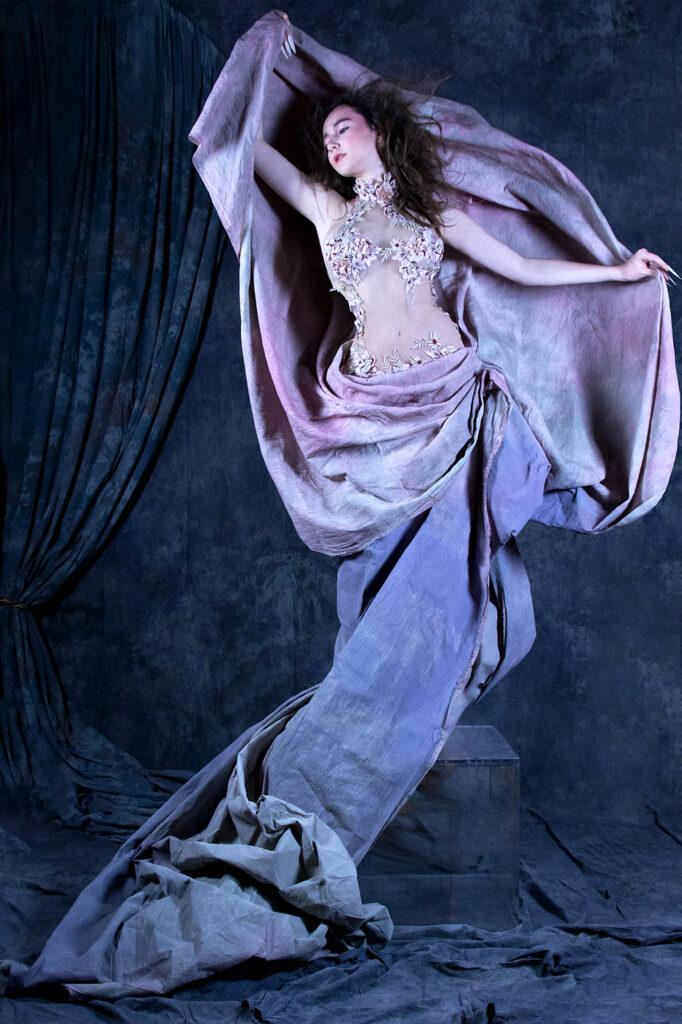 Un modèle comédienne pose pour la lingerie Lili Créations.