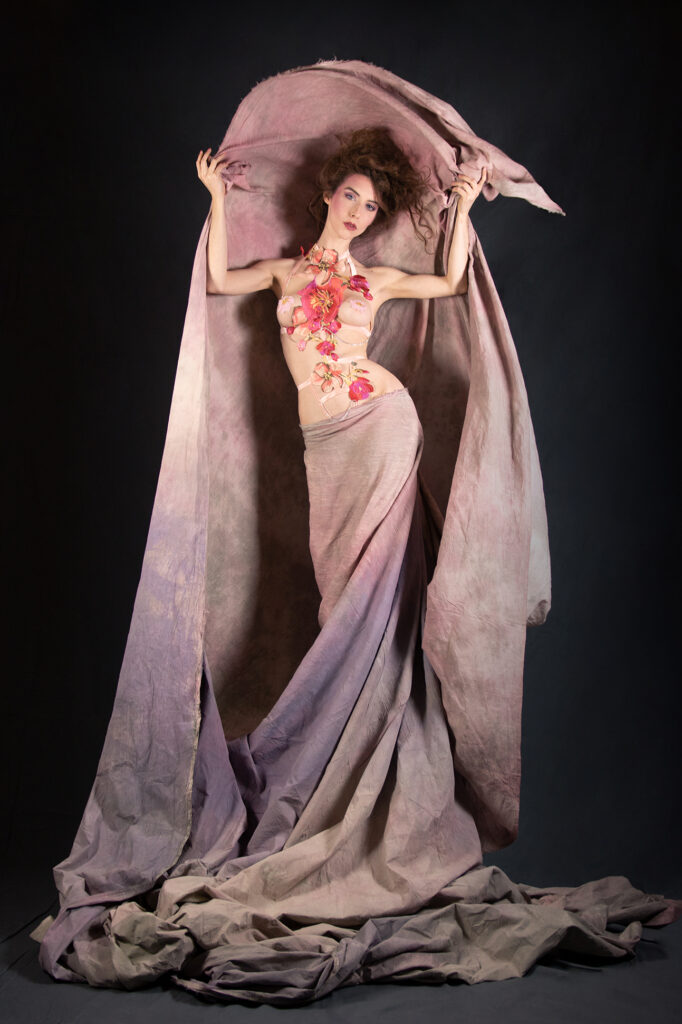 La modèle Charlotte Assad-Graziani pose pour la marque de lingerie Lili Créations dans un modèle à fleurs rouges.