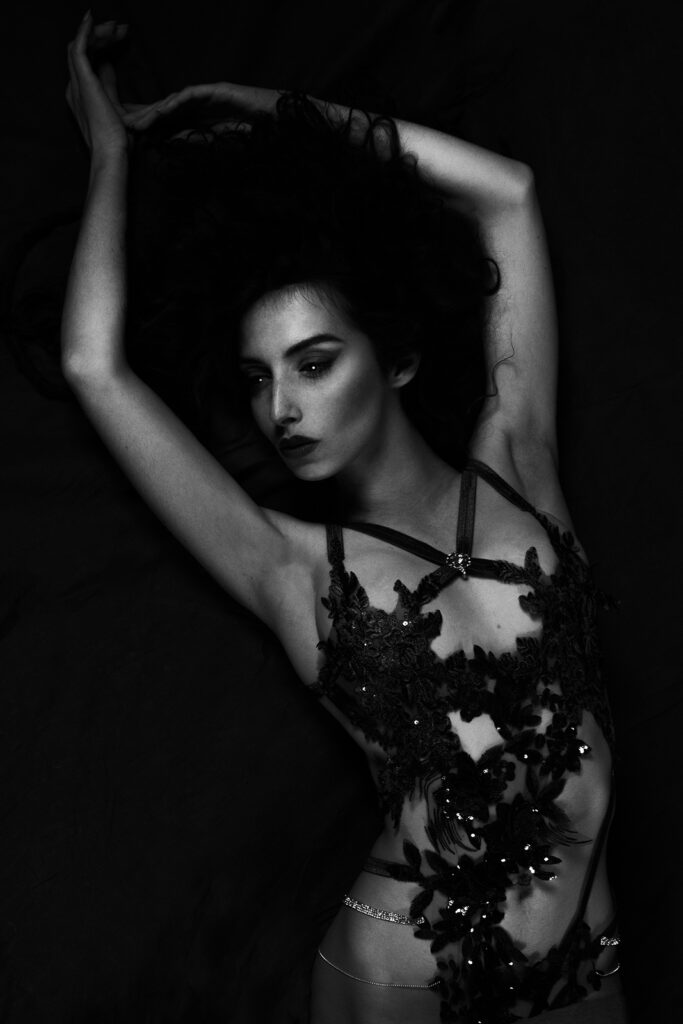La modèle Charlotte Assad-Graziani pose pour la marque de lingerie Lili Créations dans un modèle serti de fleurs noires.