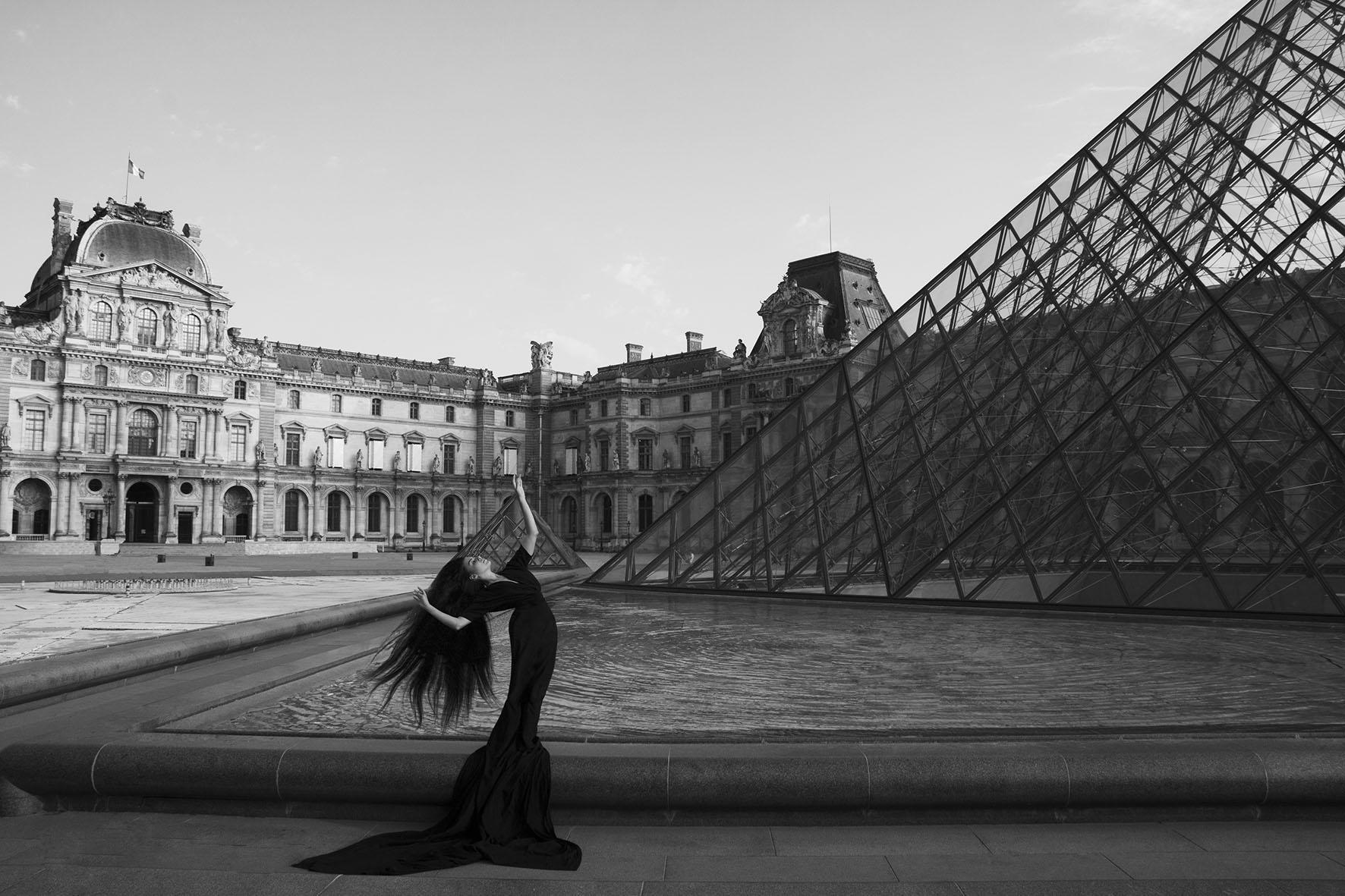 La chorégraphe pose en robe sirène au Louvre à Paris.