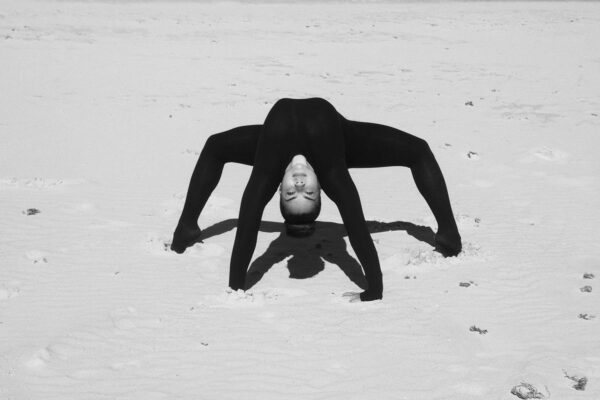 La contorsionniste Elena Ramos prend une forme d'araignée.