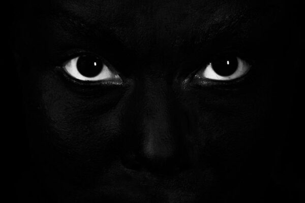 Auroportrait, self-portrait en total look noir intégral.