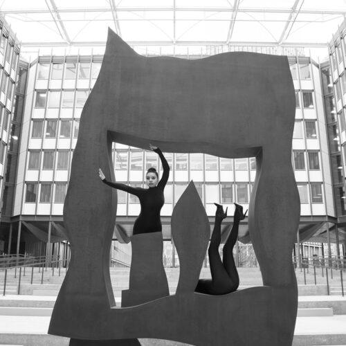 Elena Ramos, Photographe et modèle de l'autoportrait "La marionnette du petit théâtre", sur une sculpture de Jean Arp.