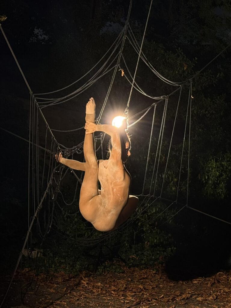Spectacle de cirque contemporain TOILE d'Elena Ramos, interprète Virginia Danh.