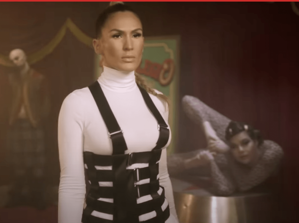 Contorsionniste du clip Tu me laisseras de Vitaa.