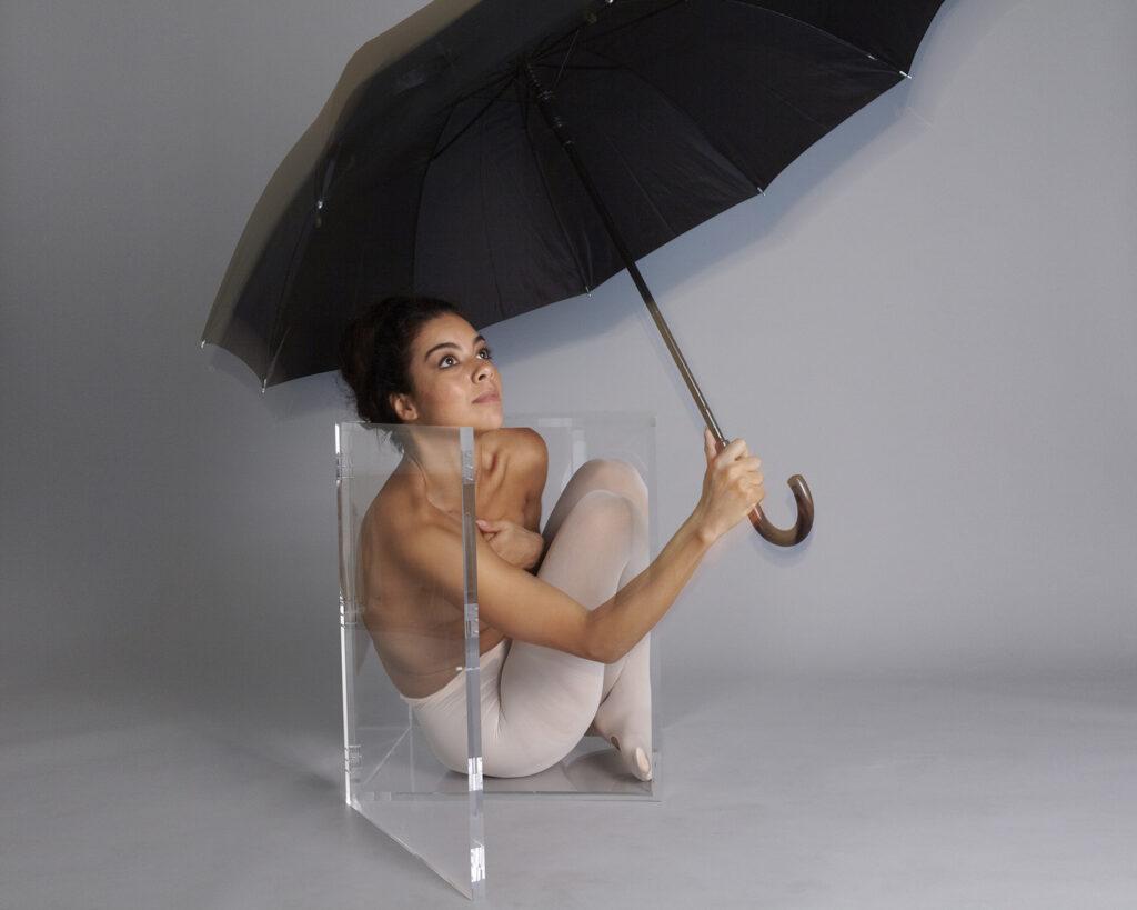 Elena Ramos, contorsionniste sort d'une boîte.