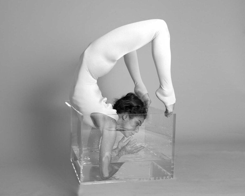Elena Ramos, contorsionniste sur une boîte.