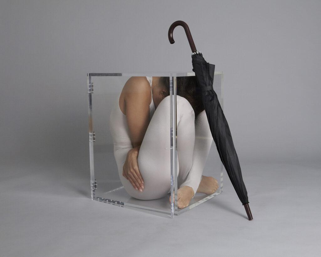 Elena Ramos, contorsionniste dans une boîte.