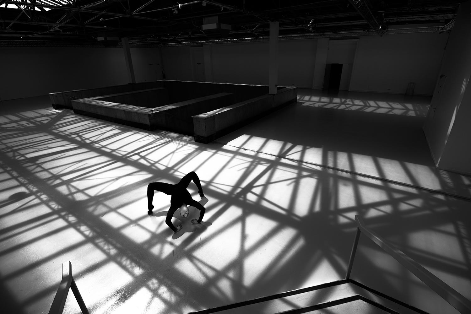 Palais de Tokyo. Autoportrait. Le lieu invite les artistes Elena Ramos, contorsionniste et photographe, et Théo Martin, photographe et graphiste, pour y réaliser leurs séries en diptyques "Laisse Béton".