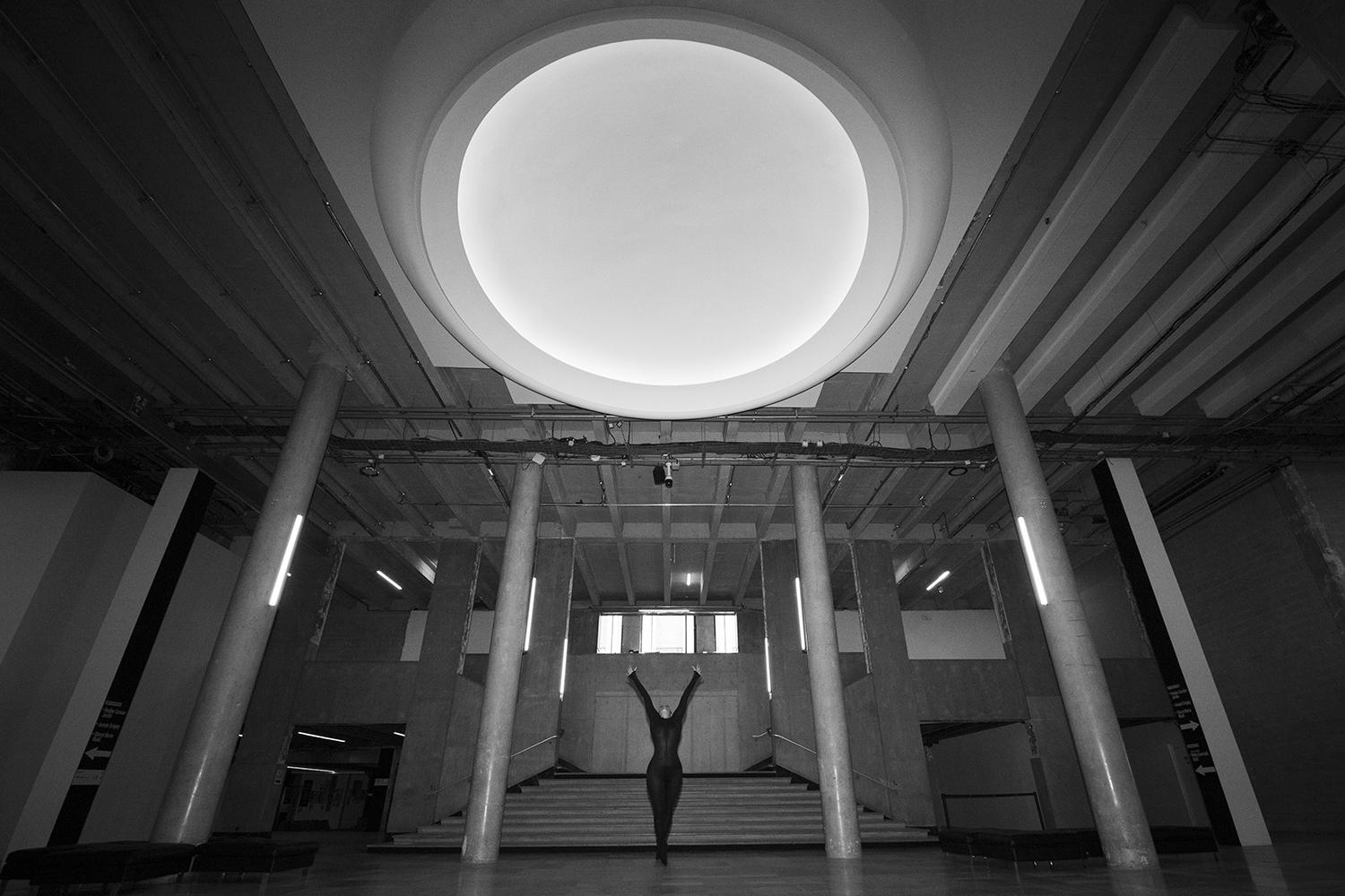 Palais de Tokyo. Autoportrait. Le lieu invite les artistes Elena Ramos, contorsionniste et photographe, et Théo Martin, photographe et graphiste, pour y réaliser leurs séries en diptyques "Laisse Béton".