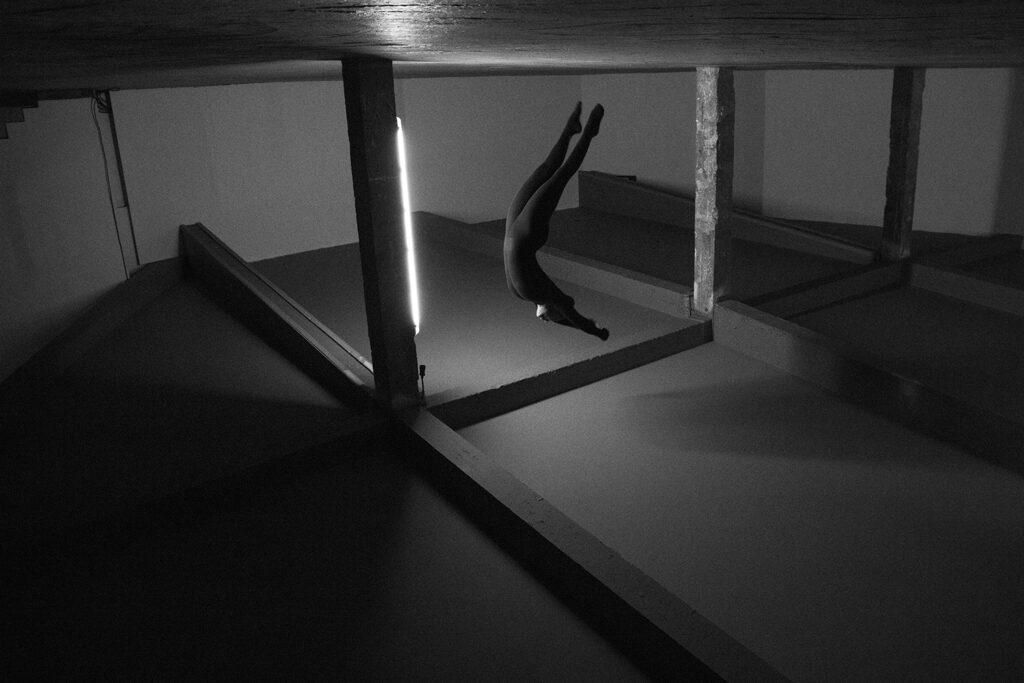 Palais de Tokyo Autoportrait contorsion Elena Ramos — Architecture Palais de Tokyo noir et blanc
