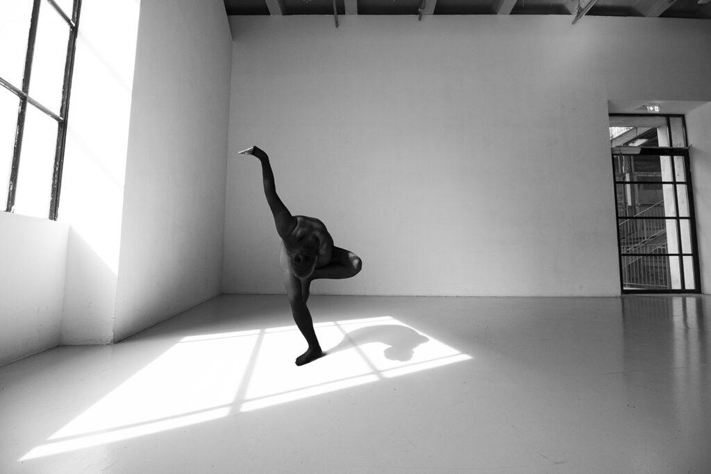 Palais de Tokyo Autoportrait contorsion Elena Ramos — Architecture Palais de Tokyo noir et blanc
