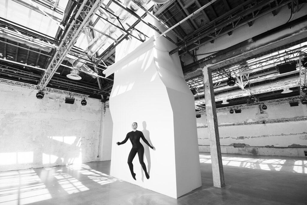 Palais de Tokyo Autoportrait contorsion Elena Ramos — Architecture Palais de Tokyo noir et blanc