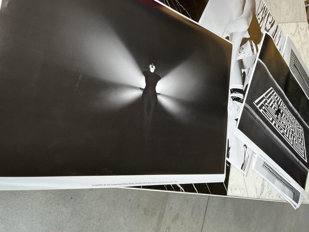 Préparation des tirages pour l'exposition d'Elena Ramos au Centre Paris Anim 20ème en 2025.