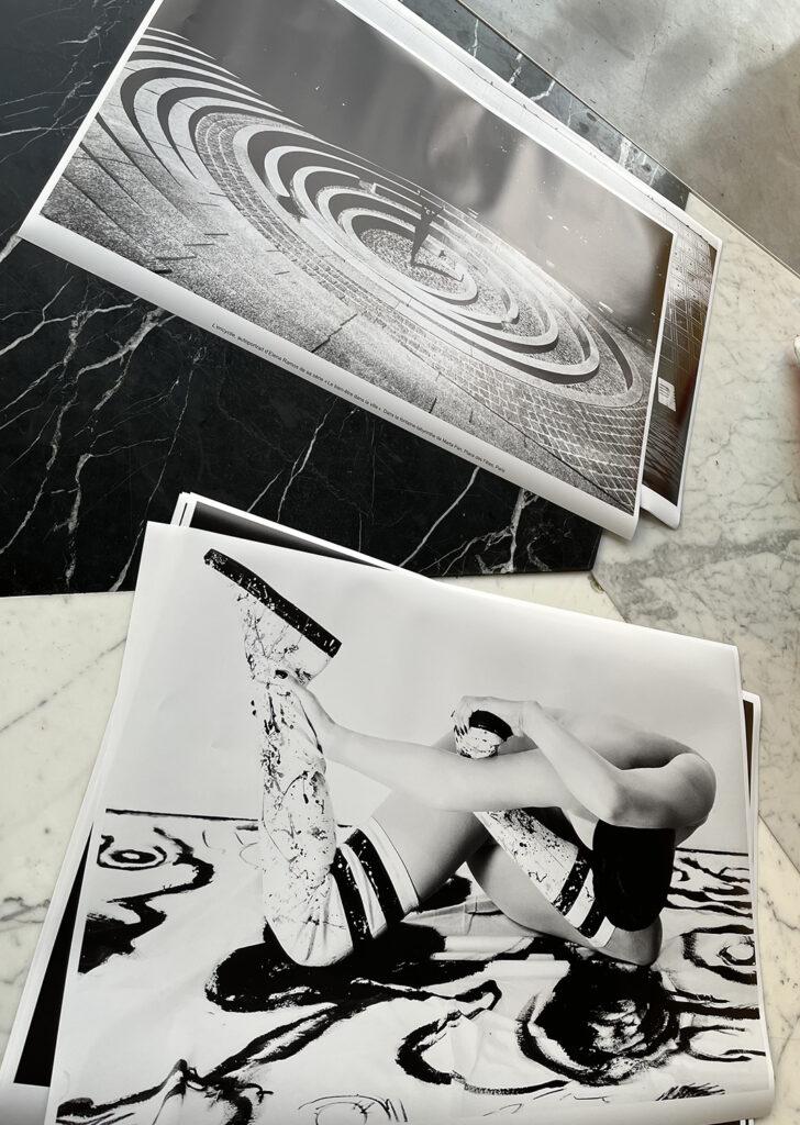 Préparation des tirages pour l'exposition d'Elena Ramos au Centre Paris Anim 20ème en 2025.