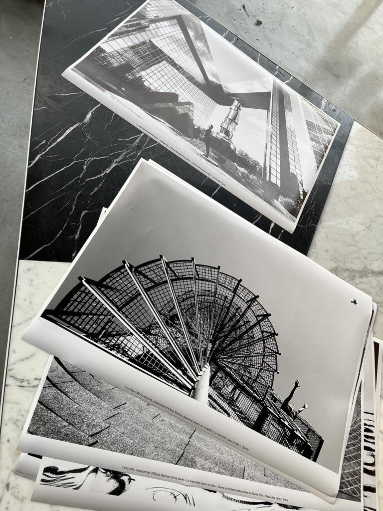 Préparation des tirages pour l'exposition d'Elena Ramos au Centre Paris Anim 20ème en 2025.