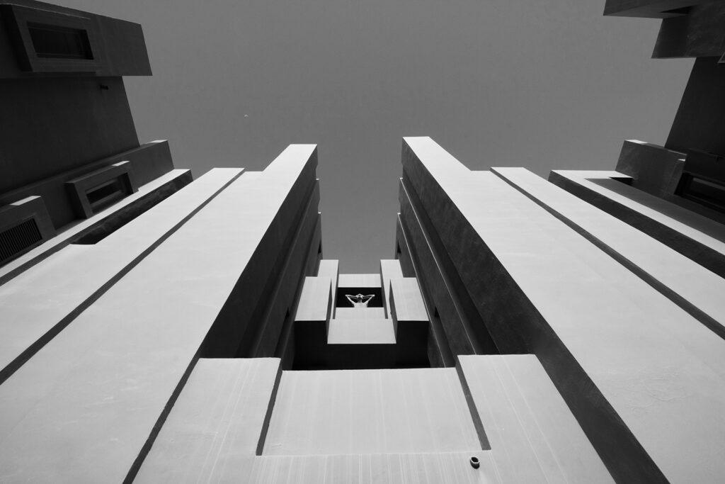 Photographie d'Elena Ramos, dans l'architecture, Espagne 2025.